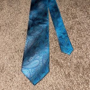Men’s Van Heusen 100% silk tie.